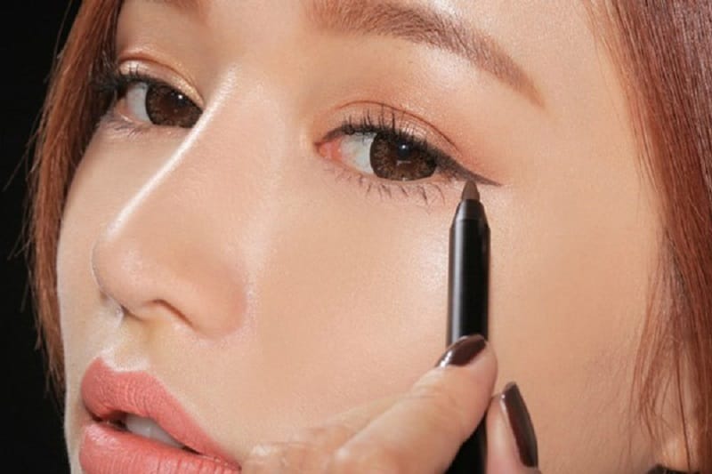 Không nên trang điểm quá sớm sau nhấn mí