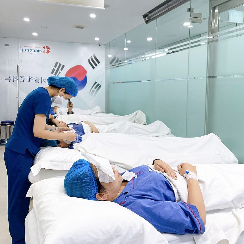 Sau cắt mí khách hàng nằm tại viện chườm lạnh vùng mí và theo dõi thời gian ngắn