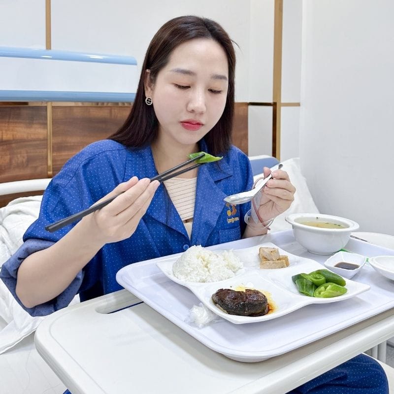 Khách hàng được chăm sóc chu đáo hậu phẫu