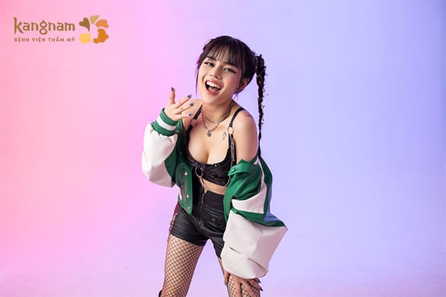 Khách hàng có chiều cao từ 1m60–1m65 phù hợp với size ngực 285cc