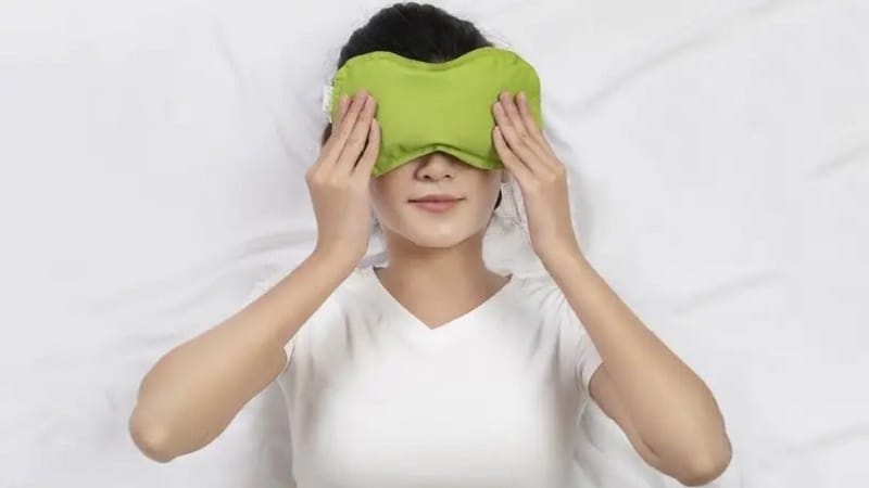 Chườm vùng mắt bằng đá lạnh để giảm sưng