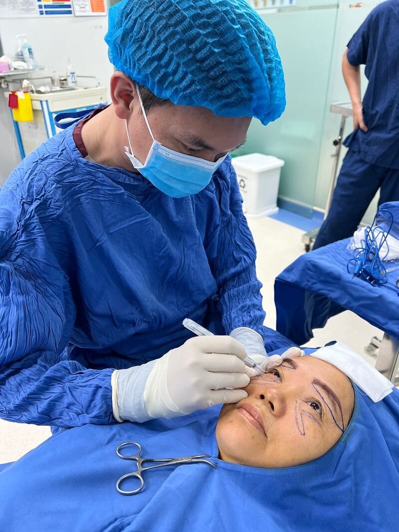 Bác sĩ có tay nghề chuyên môn cao sẽ giúp giảm thiểu sưng tấy cho khách hàng