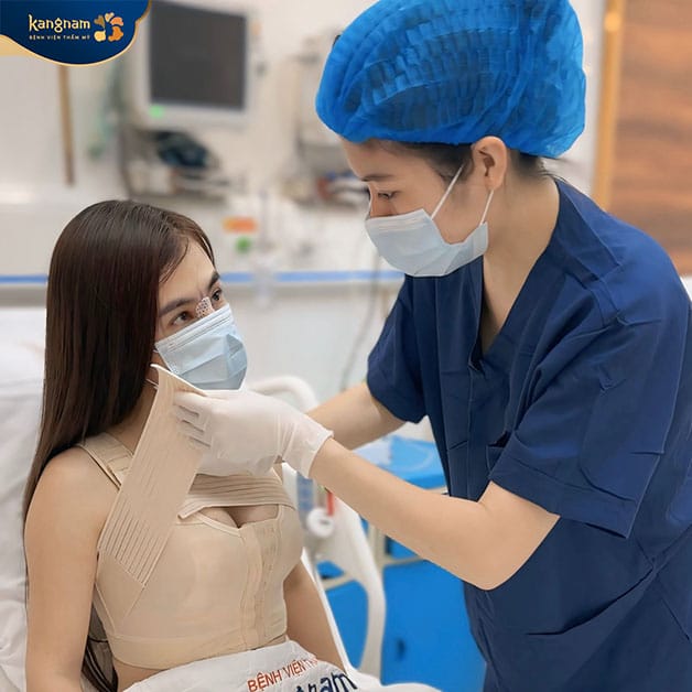 Khách hàng được hướng dẫn mặc áo định hình
