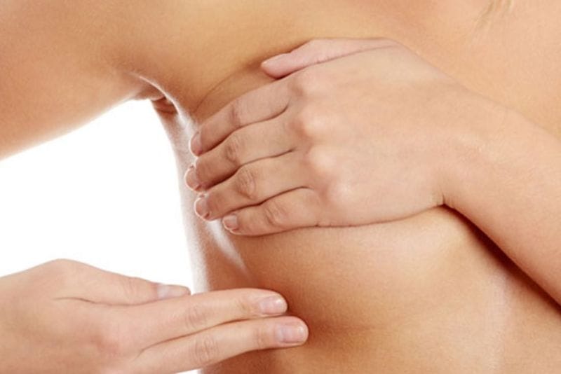 Chỉ nên massage ngực khi được bác sĩ cho phép