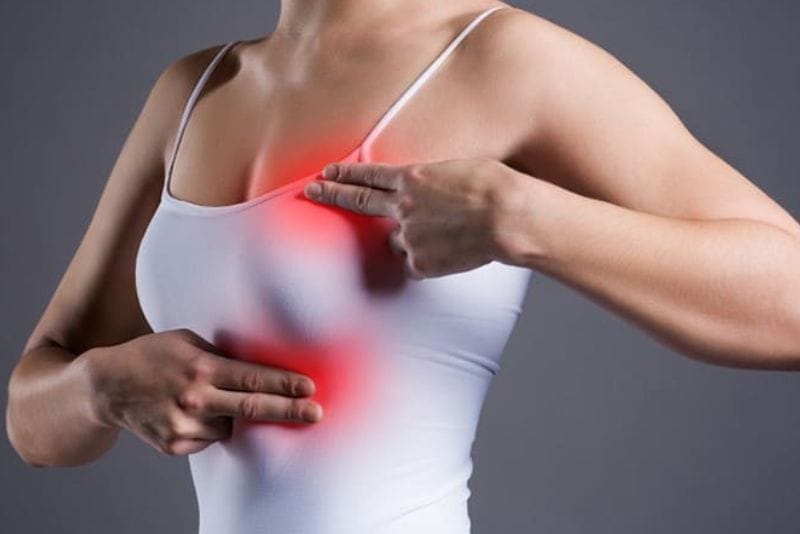 Đau ngực sau nâng ngực là dấu hiệu bất thường