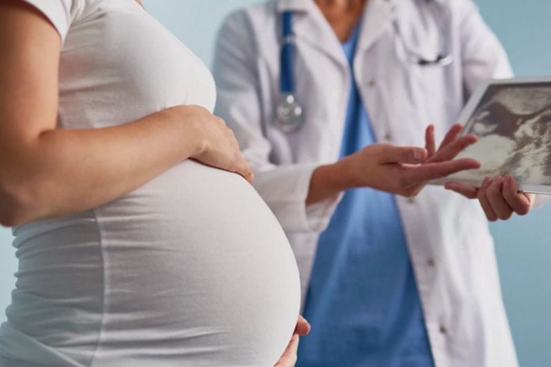 Phụ nữ hoàn toàn có thể mang thai sau nâng ngực