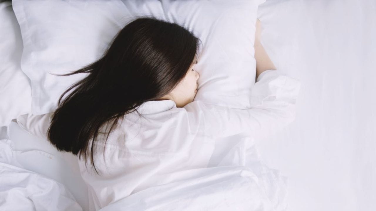 Sau nâng ngực có được nằm sấp không? Các tư thế nên nằm