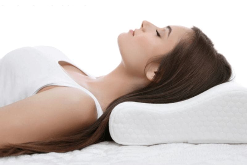 Sau nâng ngực nên nằm ngửa, kê cao gối