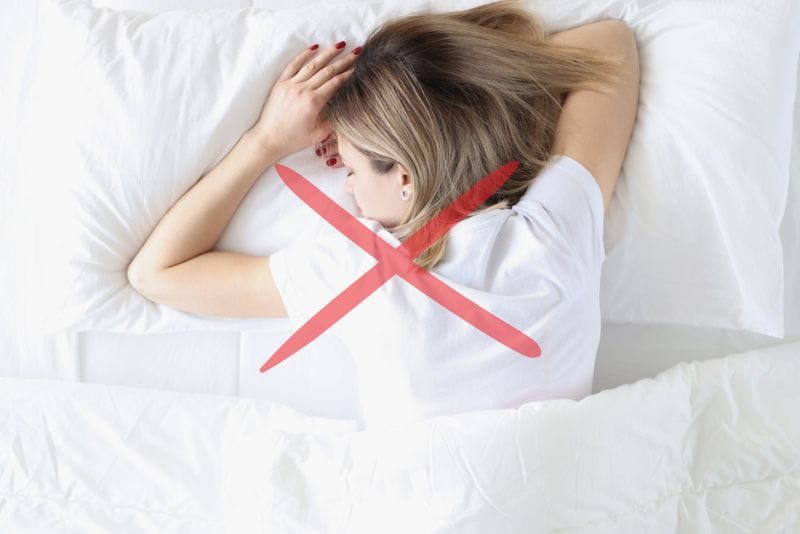 Sau phẫu thuật nâng ngực không nên nằm sấp