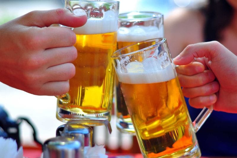 Sau nâng ngực không nên uống bia vì có thể khiến vết thương chậm lành