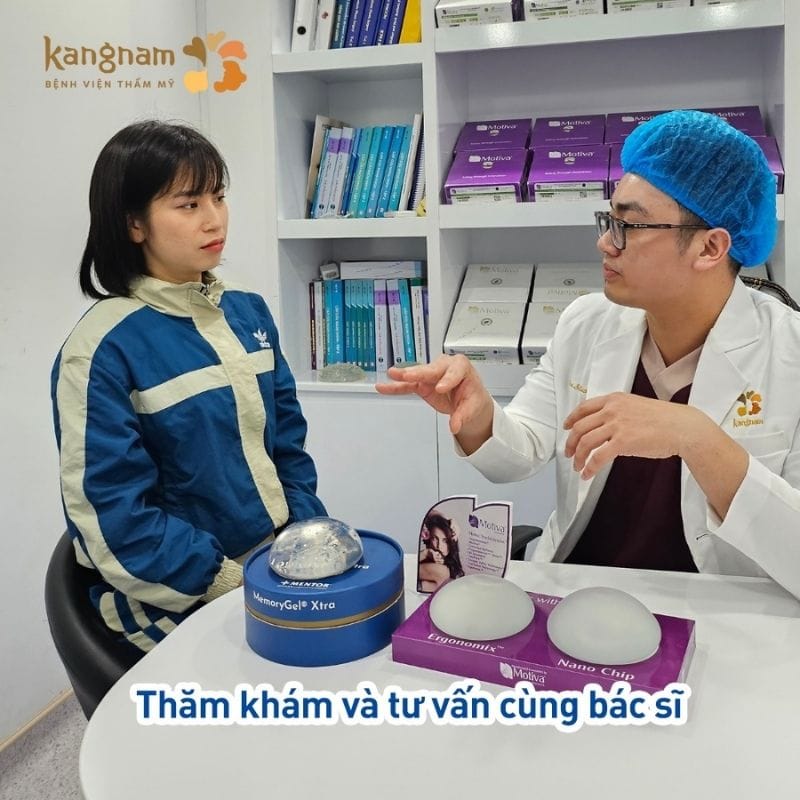 Bác sĩ tư vấn kỹ trước khi nâng ngực