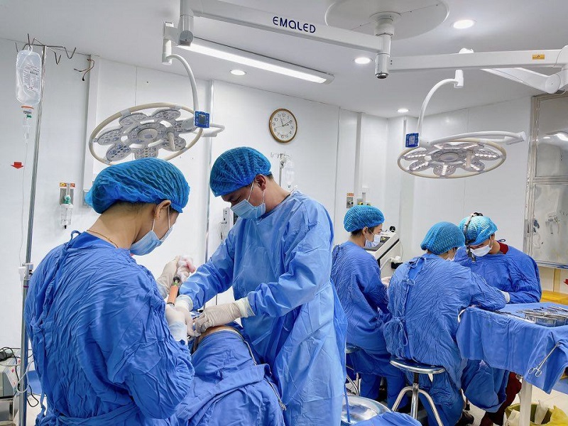 A team of surgeons with many years of experience.