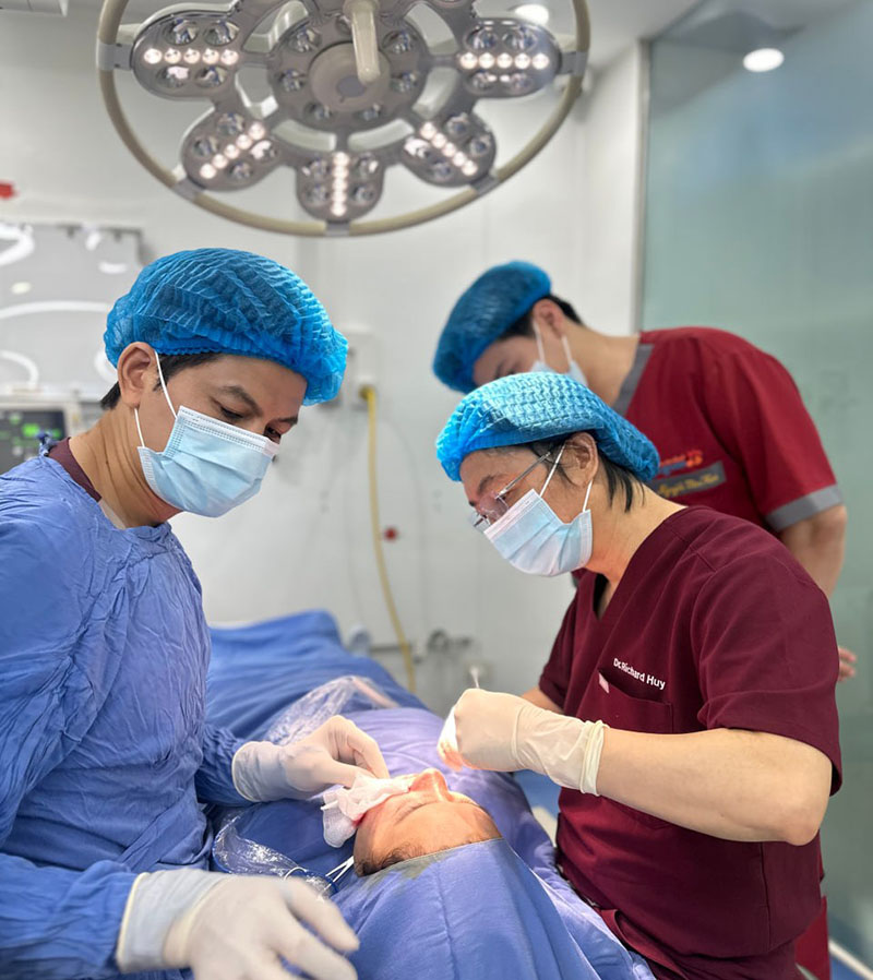 The expertise of the aesthetic surgeon is a crucial factor.