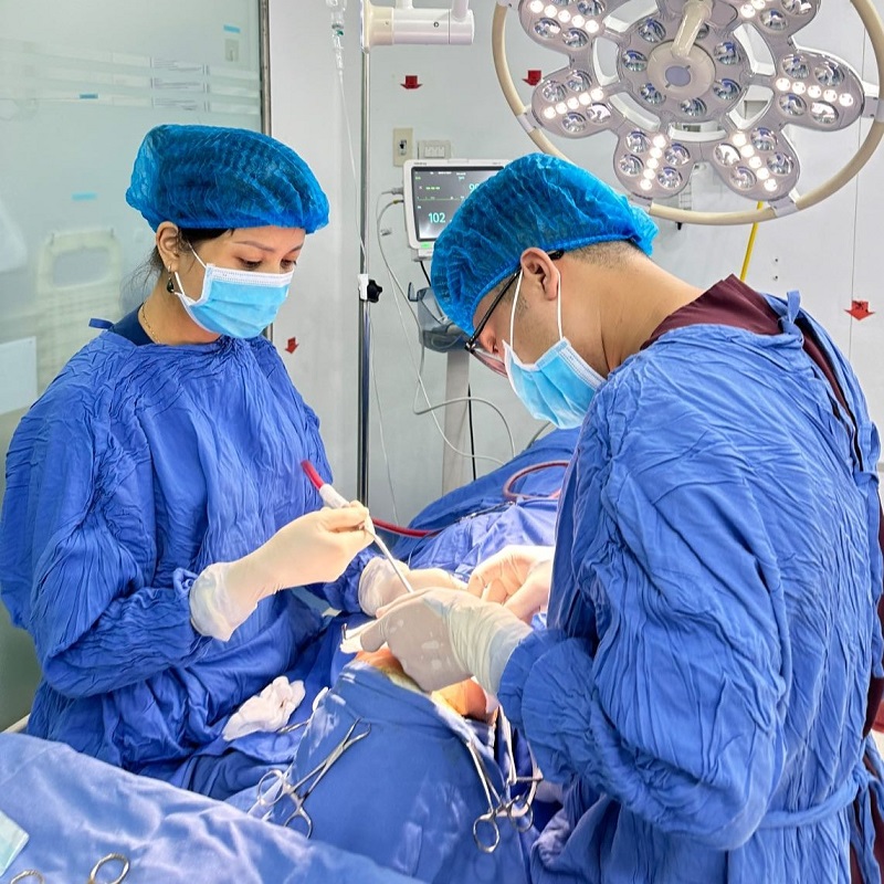 Bác sĩ có tay nghề cao, giúp khách hàng giảm thiểu sưng nề