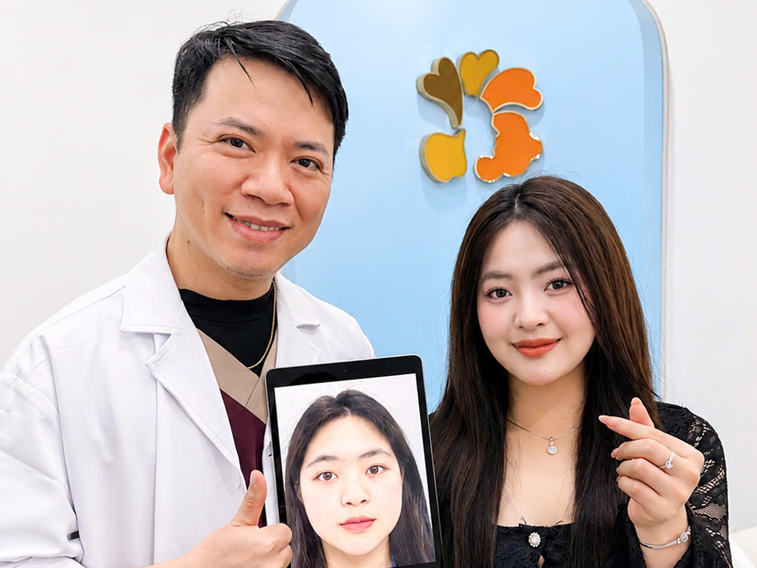bác sĩ Đoàn chụp ảnh cùng Angeliaca Nguyễn trong buổi tái khám