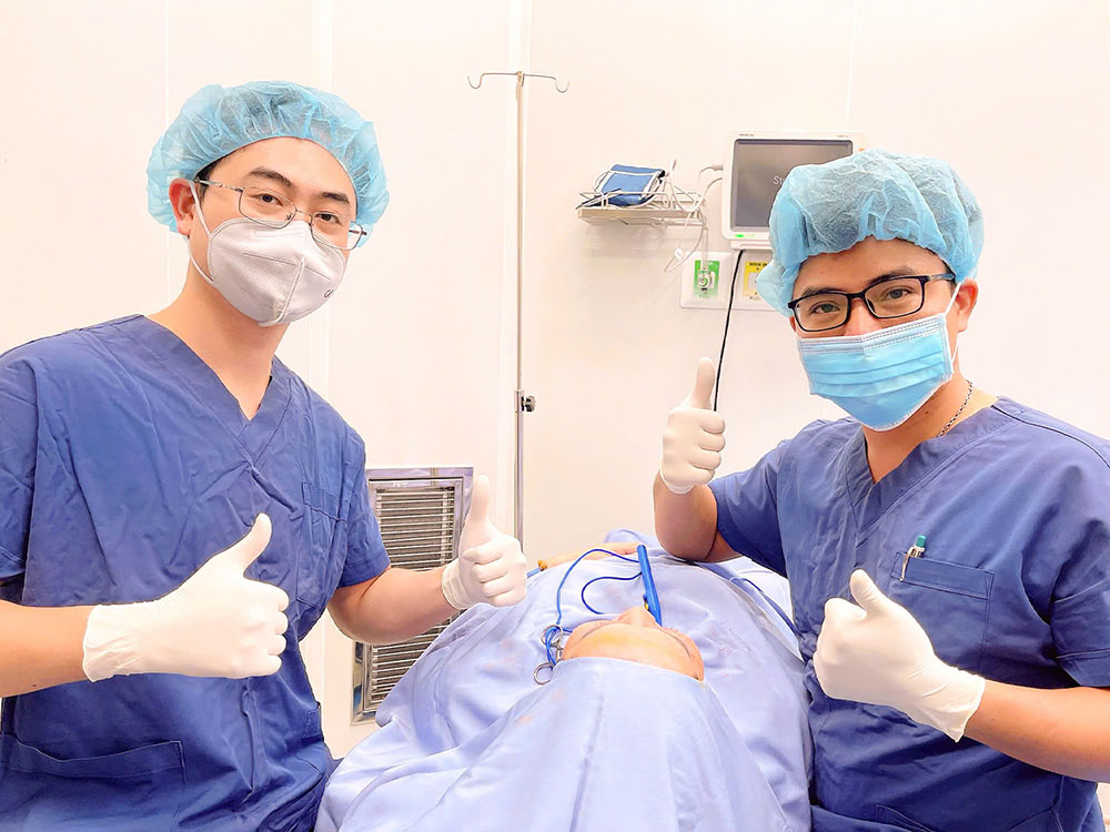ekip bác sĩ thực hiện cắt mí cho anna