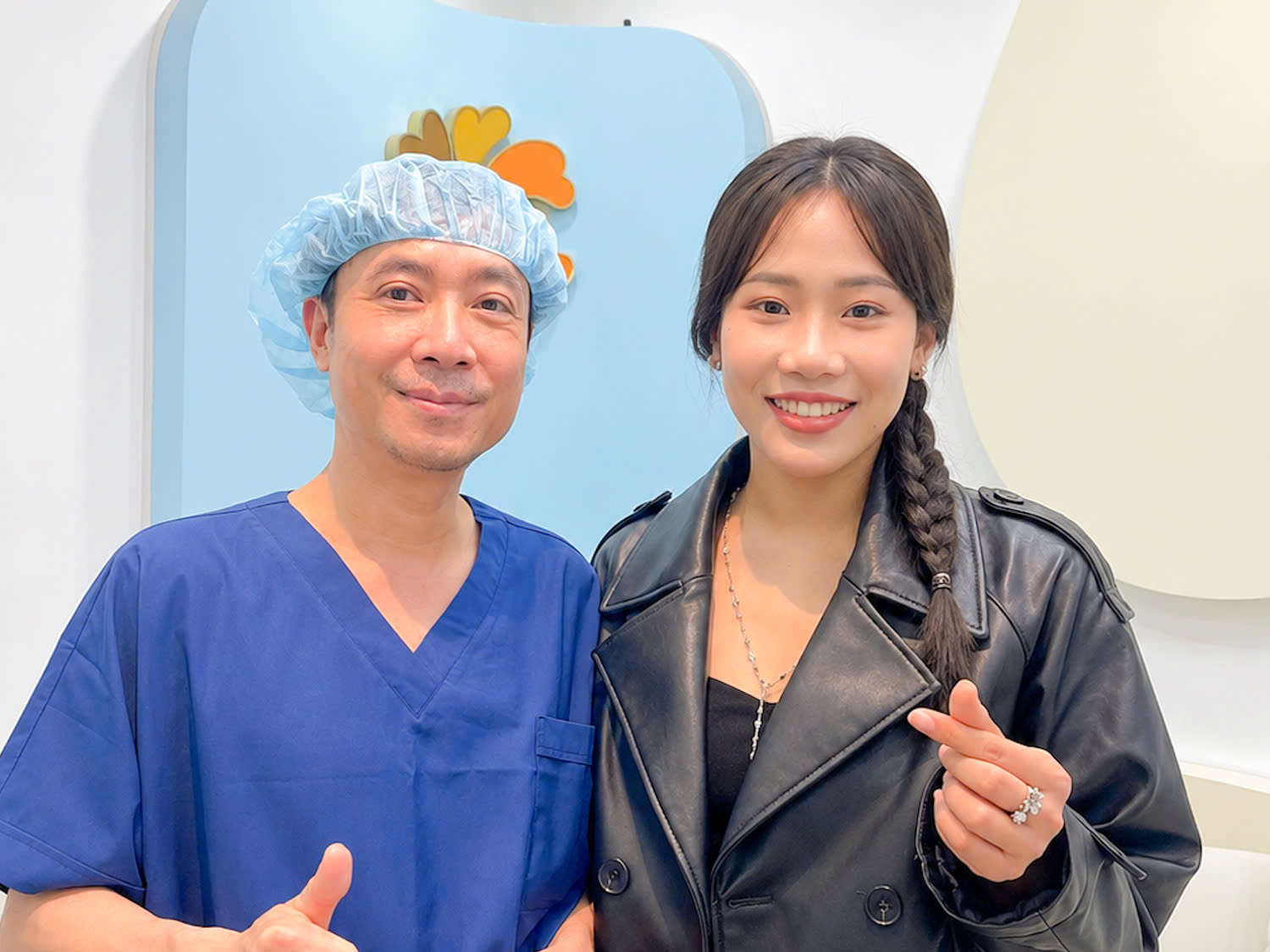 Bác sĩ Chỉnh chụp hình cùng Như Quỳnh khi tái khám