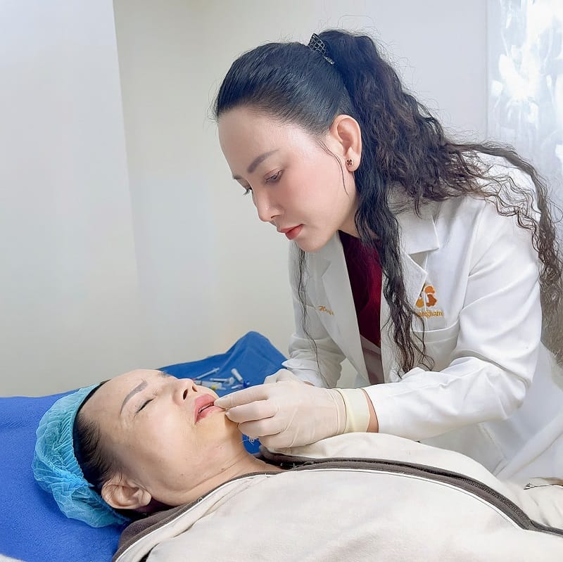 Bác sĩ tiêm filler vào khu vực môi đã sát trùng