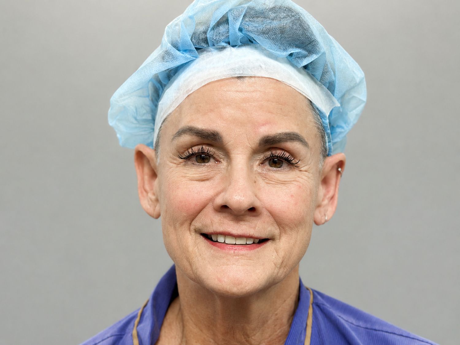 The surgeon directly evaluates facial sagging and marks the treatment areas before performing facial rejuvenation surgery.