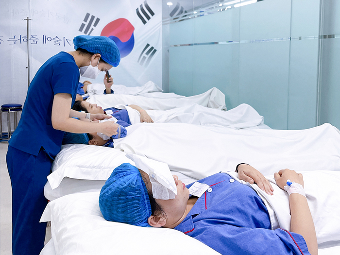 Patients are given cold compresses after eyelid surgery.