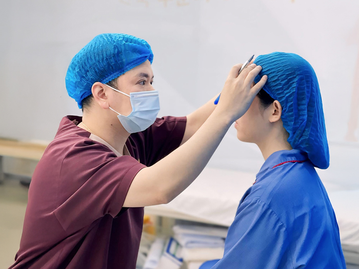 A specialist directly examines the patient and outlines the eyelid crease before the incision.