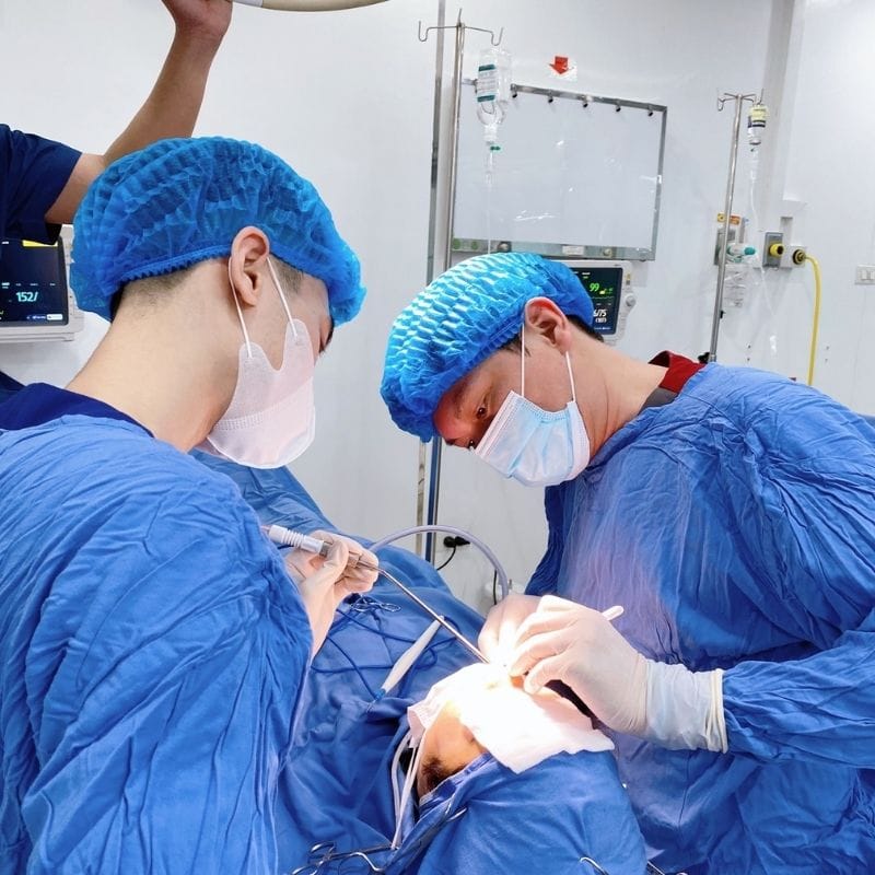 The rhinoplasty procedure is gentle and minimally invasive.