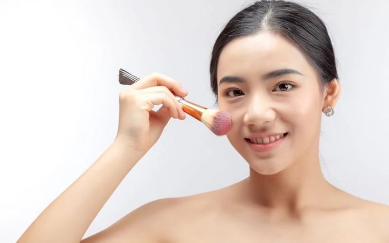 Women should avoid applying makeup during the early recovery period after a thread lift.