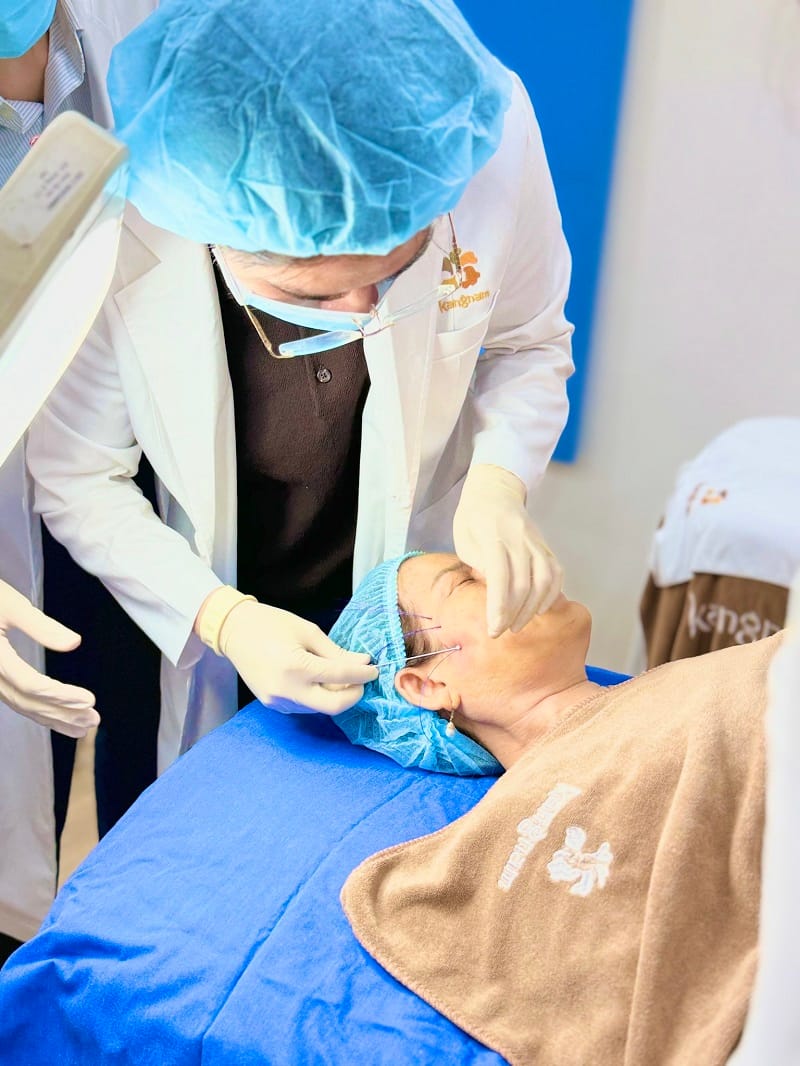 The facial thread-lifting procedure follows medical standards and is performed by experienced dermatologists.