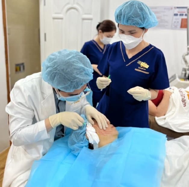 Quá trình căng chỉ được thực hiện bởi bác sĩ chuyên khoa, giàu kinh nghiệm