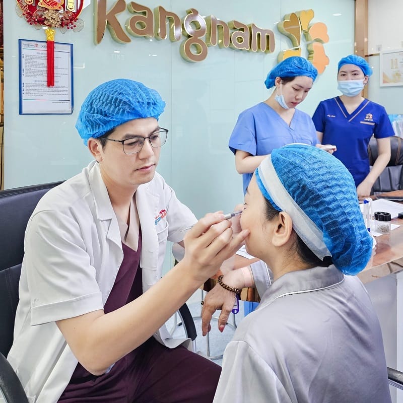 The doctor examines the eyelids and discusses the most suitable surgical technique.