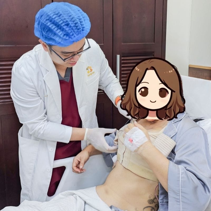 Tái khám sau nâng ngực để bác sĩ kiểm tra túi độn