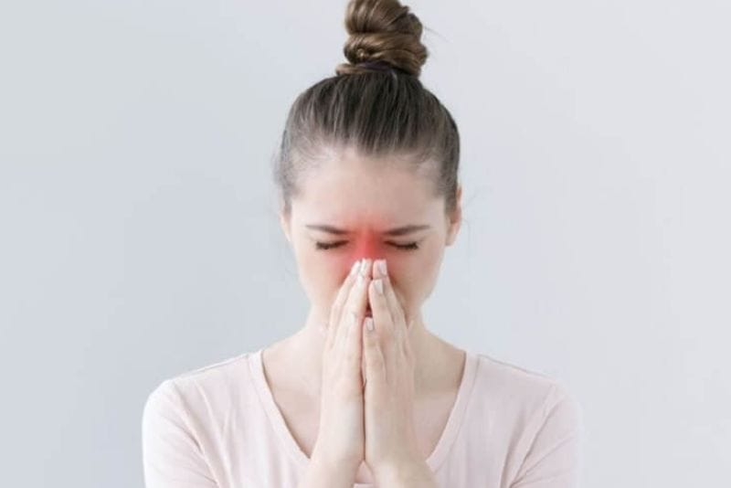 Tổn thương mũi do hắt xì mạnh sau nâng mũi