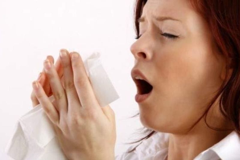Há miệng hắt xì để giảm áp lực đến mũi