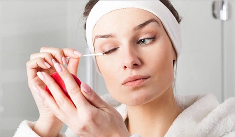The eyelids should be cleaned gently after makeup removal.