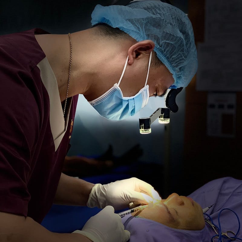 Local anaesthesia helps control pain during double-eyelid suture surgery.