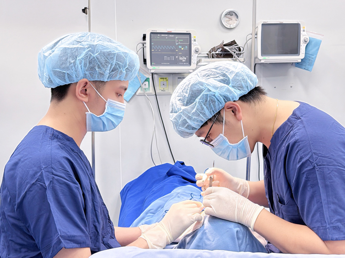 The cost of eye-area fat grafting partly depends on the surgeon’s qualifications and experience.