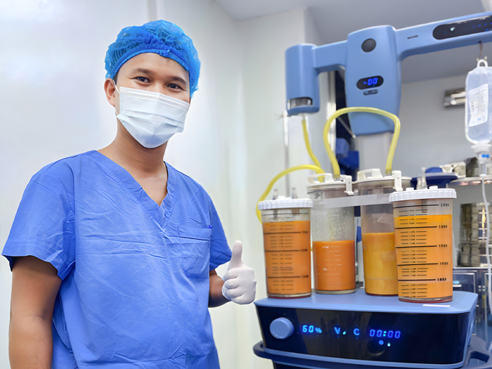 Vaser 6D technology is used to remove selected localised fat deposits.