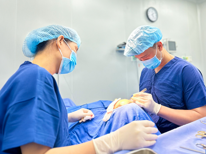 Specialist doctors perform the rhinoplasty procedure.