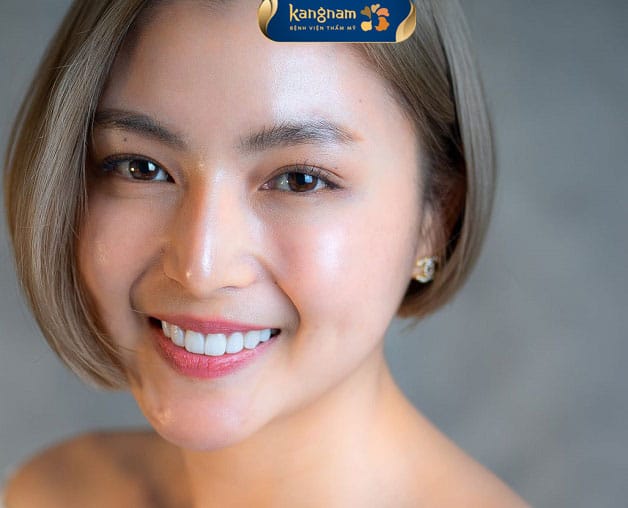Hàm răng trắng sáng, đều đẹp, tôn lên các đường nét khác trên gương mặt