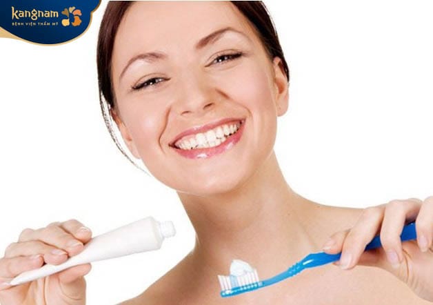 Thực hiện chải răng đúng cách sau khi làm răng