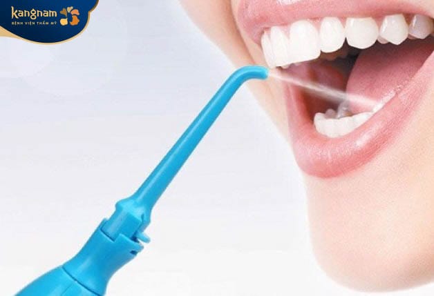Nên dùng tăm nước và chỉ nha khoa sau làm răng