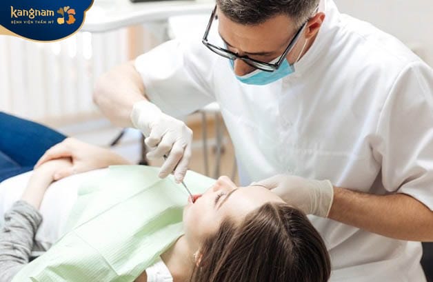 Thăm khám với bác sĩ nha khoa