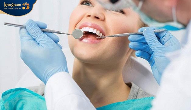Bác sĩ kiểm tra răng trước khi làm dịch vụ