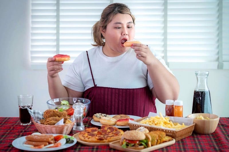 A diet high in carbohydrates and sweets makes it difficult to lose belly fat.