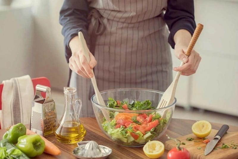 Establish a scientific diet and increase green vegetables.