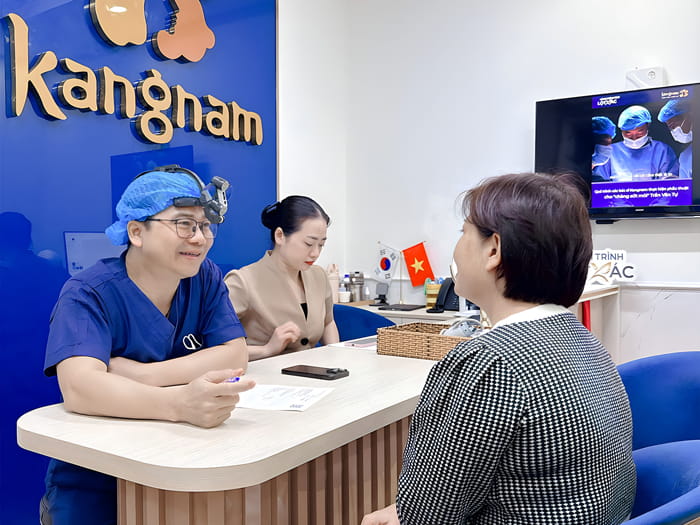 The doctor directly examines the patient and recommends an appropriate treatment plan.
