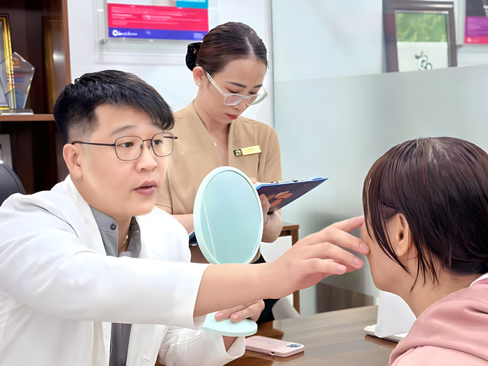 The doctor examines the nose and identifies its existing concerns.