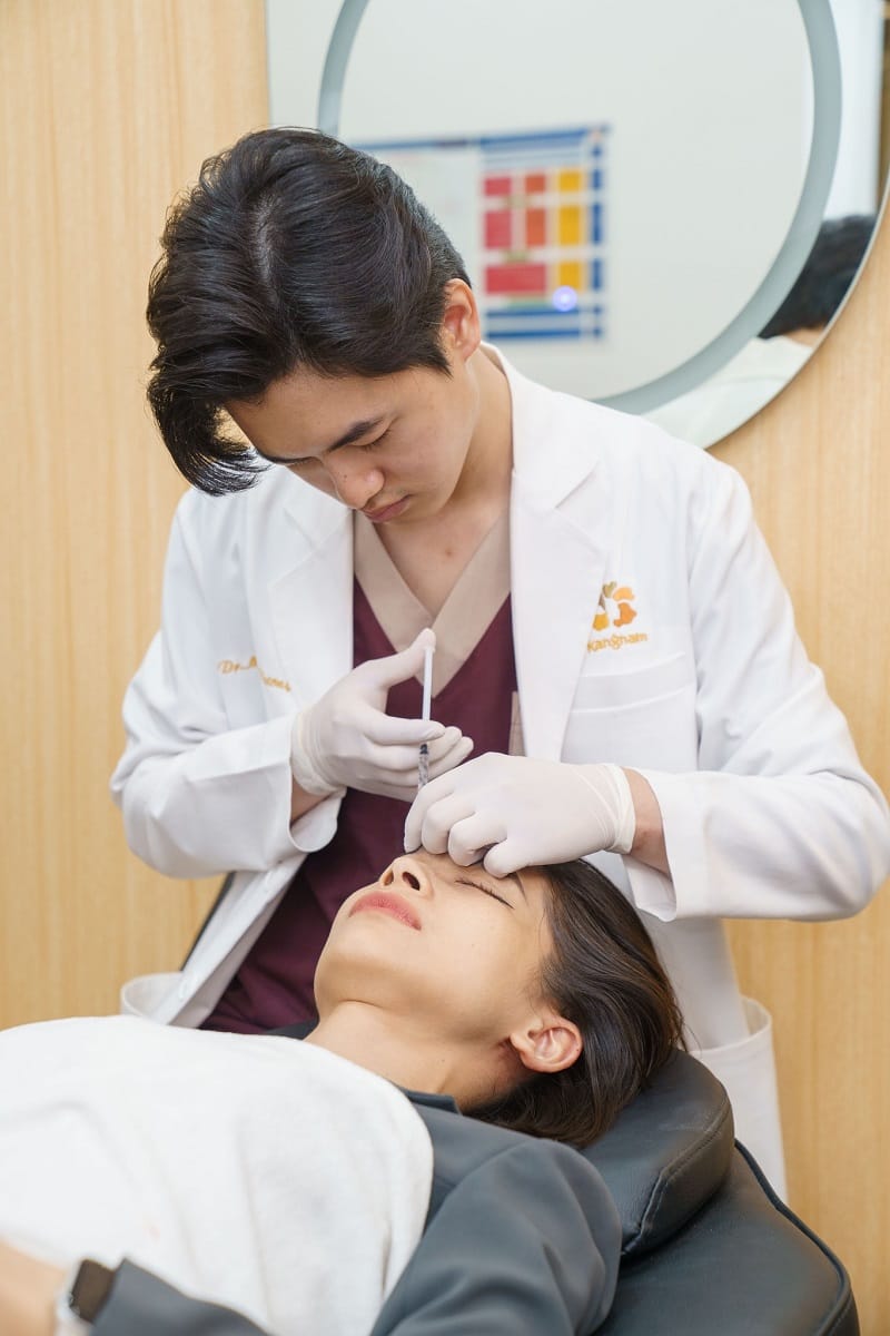 Experienced doctors assess muscle movement and determine suitable injection points.