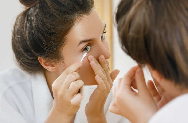 Proper eyelid cleaning supports wound healing after blepharoplasty.