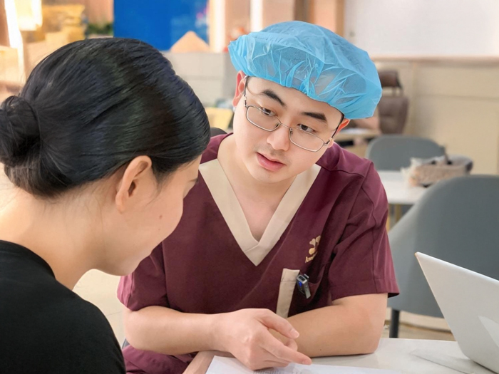 Dr. Frankie Vu has a medical training background from the Military Medical Academy and many years of experience in aesthetic surgery
